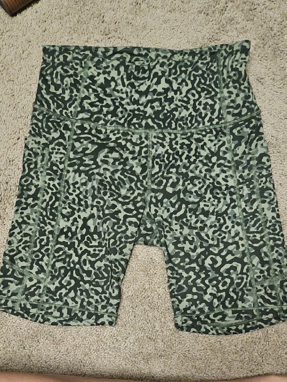 Athleta Green Camo-Stretch Ultimate Stash II 7in Shorts